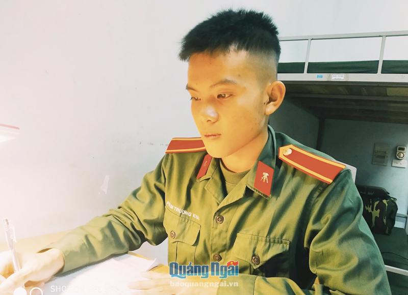 Được tiếp sức của cán bộ, chiến sĩ Đồn Biên phòng Bình Thạnh, em Phan Trương Khải đã trở thành học viên sĩ quan.