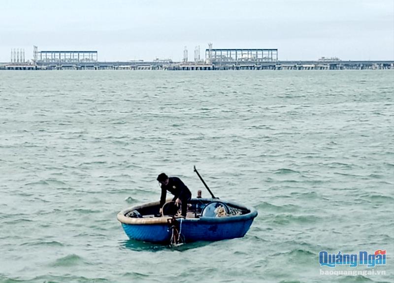 Gần đây, nhiều ngư dân chuyển sang làm dịch vụ lặn tìm, trục vớt máy móc cho các tàu thuyền và công trình tại KKT Dung Quất.