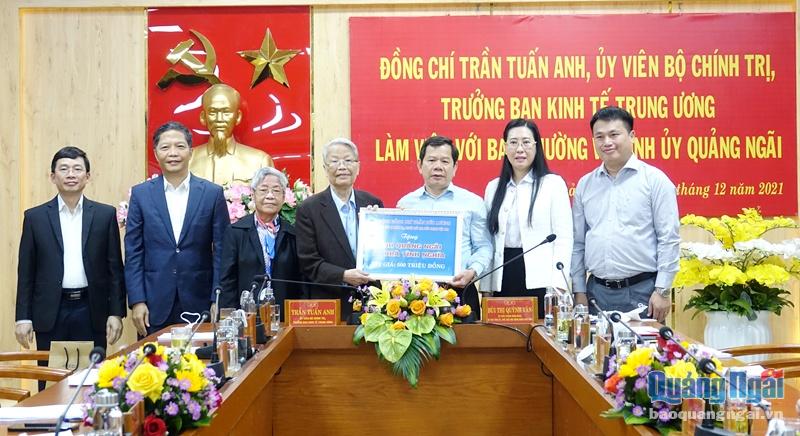 Gia đình nguyên Chủ tịch nước Trần Đức Lương trao tặng tỉnh Quảng Ngãi 10 nhà tình nghĩa