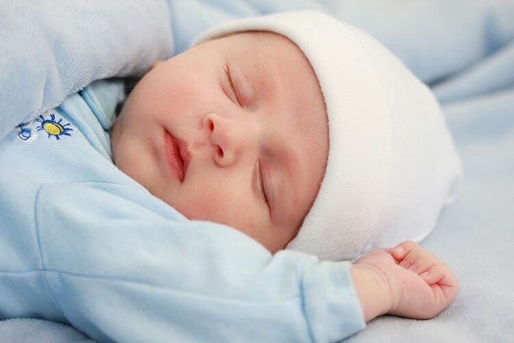 Trẻ sơ sinh ngủ rất nhiều trong những ngày đầu