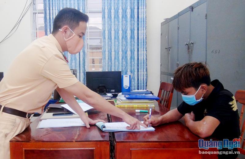 Công an huyện Trà Bồng xử phạt một trường hợp vi phạm được phát hiện qua camera. 