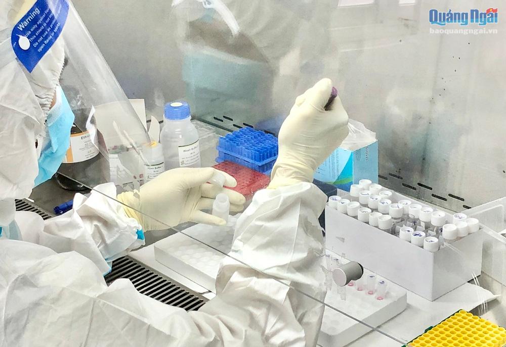 Xét nghiệm sàng lọc Covid-19 bằng phương pháp Realtime-PCR.