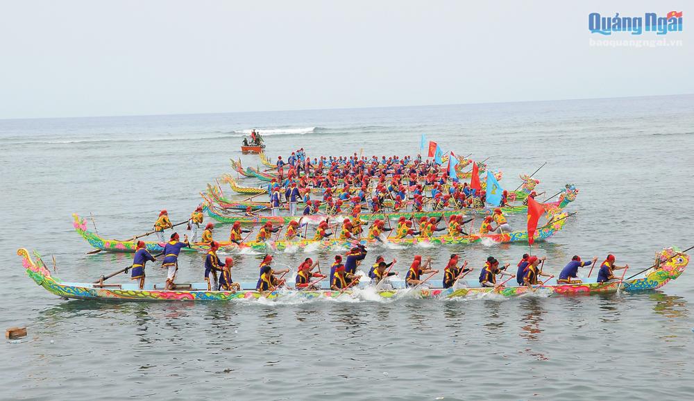Năm 2021, Lễ hội đua thuyền tứ linh của huyện Lý Sơn được công nhận là di sản văn hóa phi vật thể quốc gia.                                        Ảnh: X.Thiên