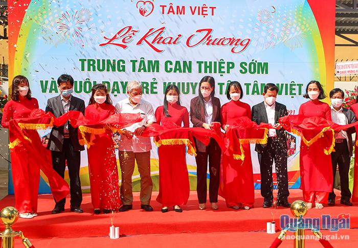 Cắt băng khánh thành Trung tâm Can thiệp sớm và nuôi dạy trẻ khuyết tật Tâm Việt - Quảng Ngãi 