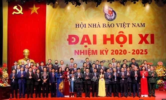 Ban Chấp hành Hội Nhà báo Việt Nam khoá XI, nhiệm kỳ 2020 - 2025 gồm 52 đồng chí ra mắt Đại hội.