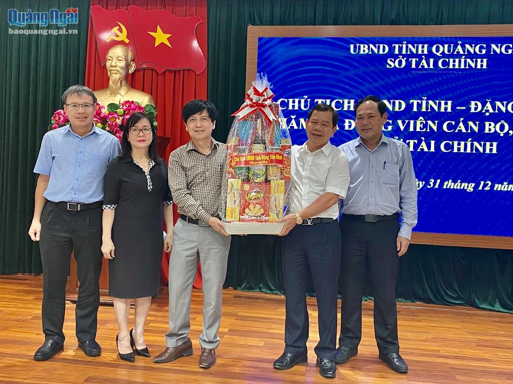 Chủ tịch UBND tỉnh Đặng Văn Minh động viên, tặng quà cán bộ, công chức Sở Tài chính.	