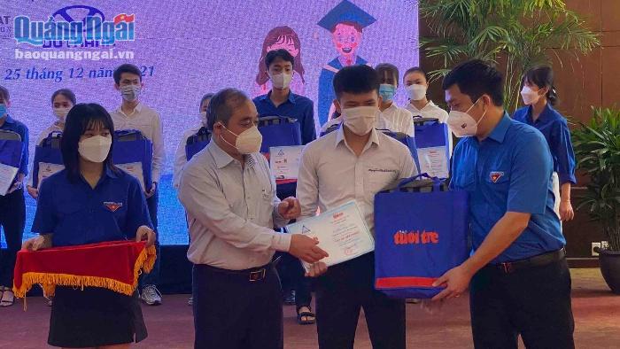 Phó Chủ tịch Thường trực UBND tỉnh Trần Hoàng Tuấn và Bí thư Tỉnh Đoàn Cao Lê Tùng Nghĩa trao học bổng cho tân sinh viên.