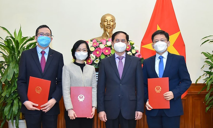 Bộ trưởng Bộ Ngoại giao Bùi Thanh Sơn trao quyết định bổ nhiệm và chúc mừng các tân Vụ trưởng.