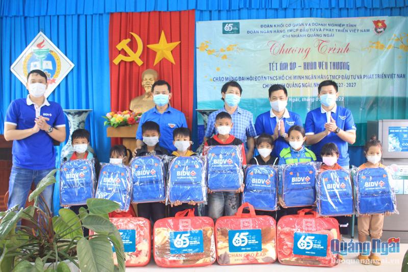 Tặng quà cho học sinh Trường Tiểu học Sơn Hạ (Sơn Hà).