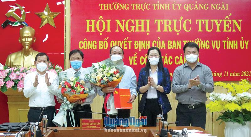 Các đồng chí trong Thường trực Tỉnh ủy trao quyết định nhận nhiệm vụ mới cho đồng chí Nguyễn Minh Trí và Nguyễn Quốc Việt.