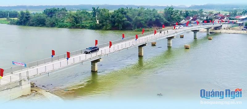 Công trình cầu Đông Yên 3, xã Bình Dương (Bình Sơn) vừa đưa vào sử dụng, tạo thuận lợi cho cuộc sống người dân hai bên bờ sông Trà Bồng.