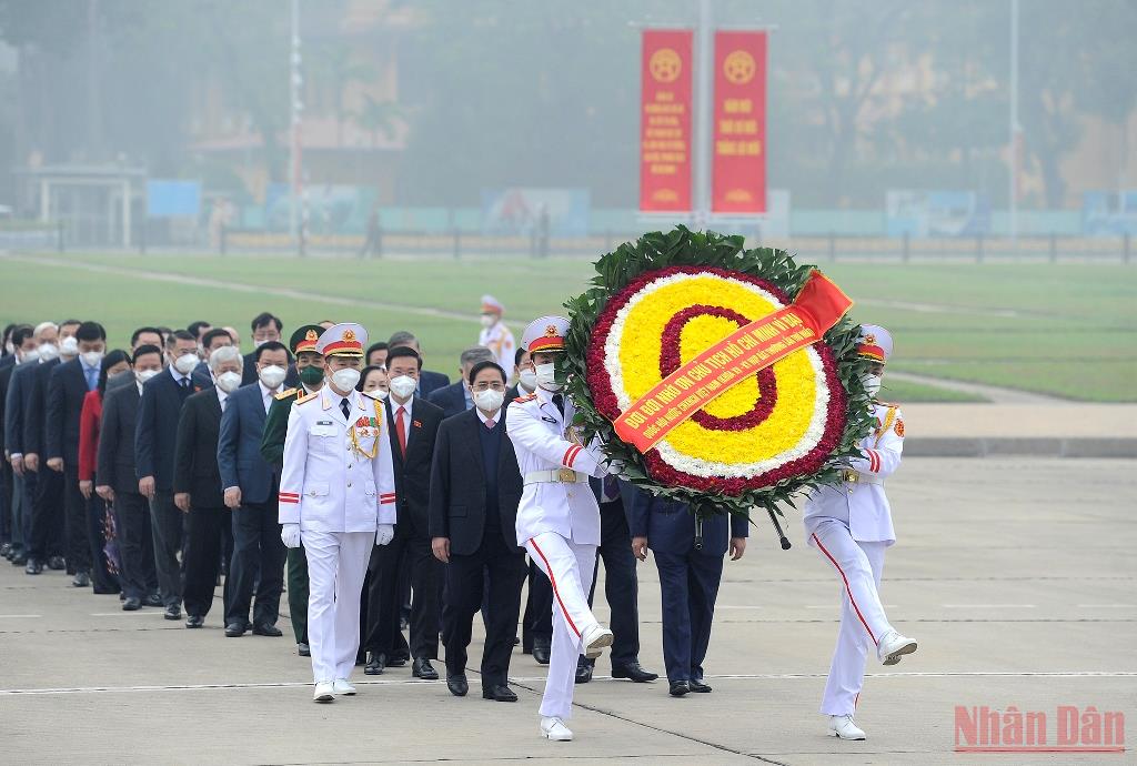  Vòng hoa của đoàn mang dòng chữ “Đời đời nhớ ơn Chủ tịch Hồ Chí Minh vĩ đại”.
