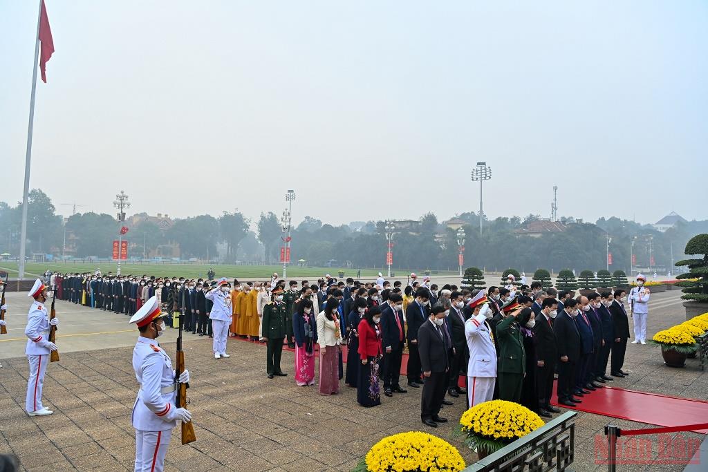  Các đồng chí lãnh đạo Đảng, Nhà nước và các đại biểu Quốc hội vào Lăng viếng Chủ tịch Hồ Chí Minh.