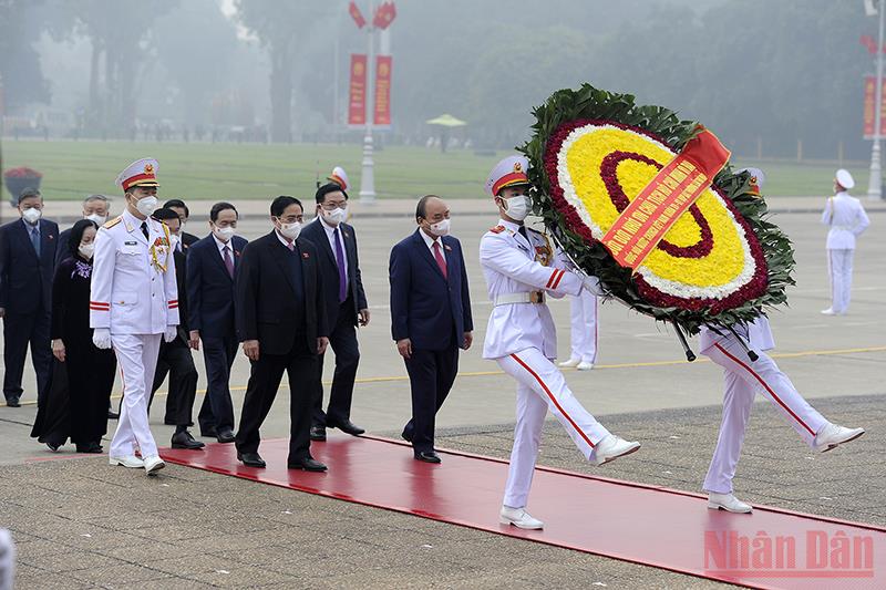 Các đồng chí lãnh đạo Đảng, Nhà nước cùng các đại biểu Quốc hội thành kính tưởng nhớ Chủ tịch Hồ Chí Minh. Ảnh: Đăng Khoa