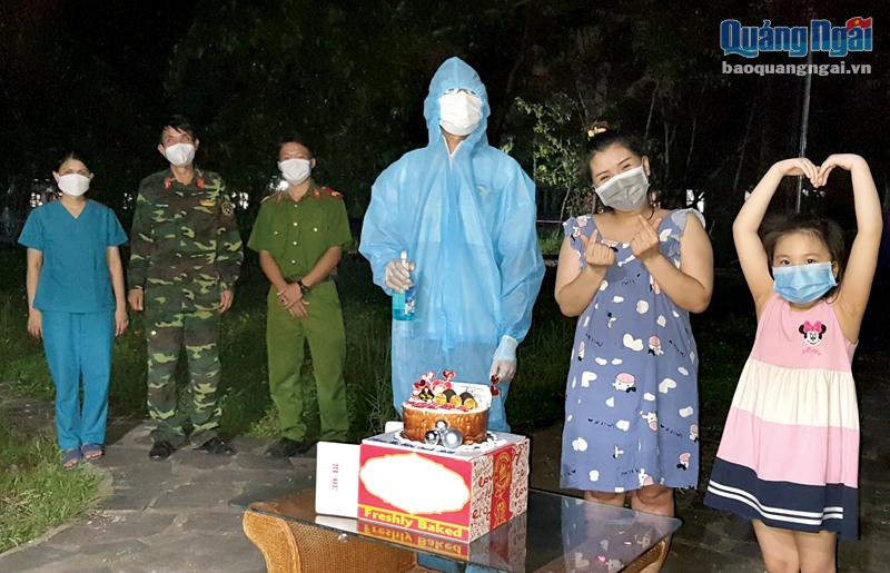 Ban CHQS huyện Bình Sơn tổ chức sinh nhật cho một phụ nữ mang thai khi đang cách ly tập trung. 