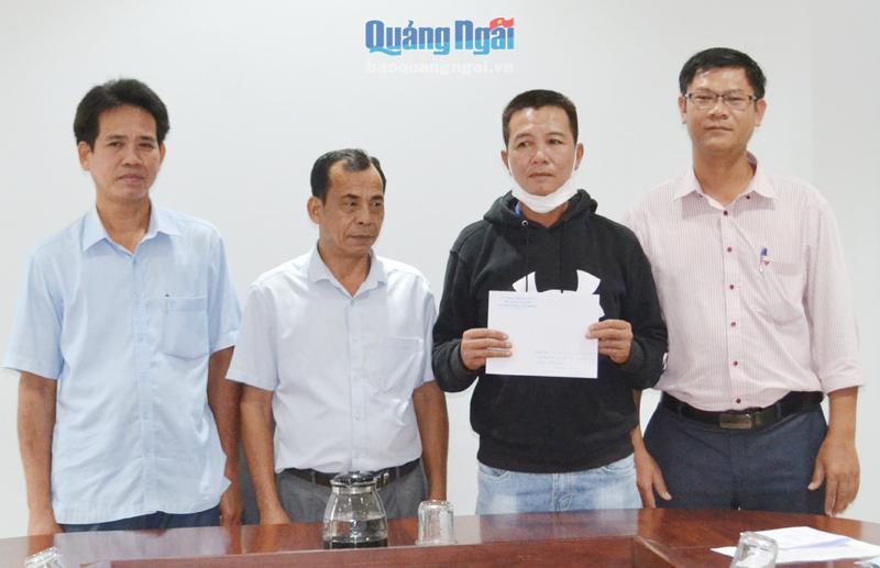 Lãnh đạo UBND huyện Lý Sơn trao hỗ trợ cho ngư dân Nguyễn Văn Đại.