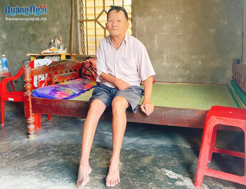 Nhiều năm nay, đôi chân của ông Nguyễn Đình Tâm đã không thể đi lại được nữa.