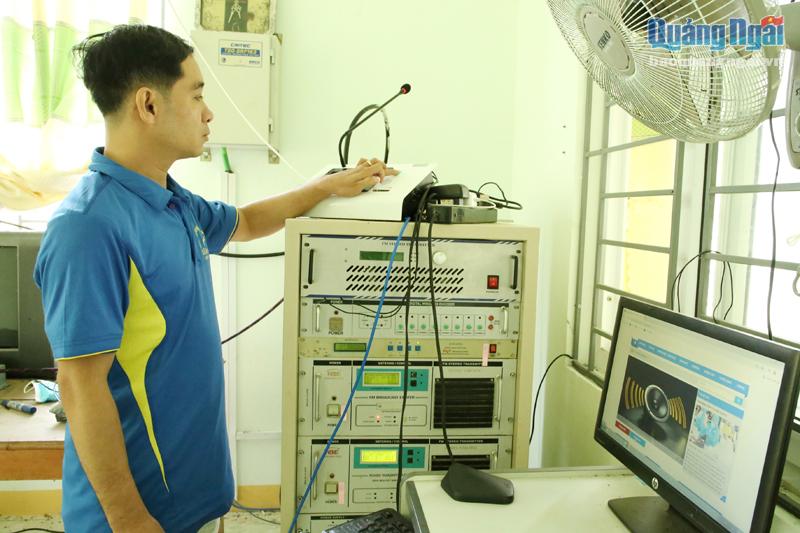 Cán bộ kỹ thuật Trung tâm TT-VH-TT huyện Sơn Tây đang vận hành hệ thống truyền thanh “thông minh”.
