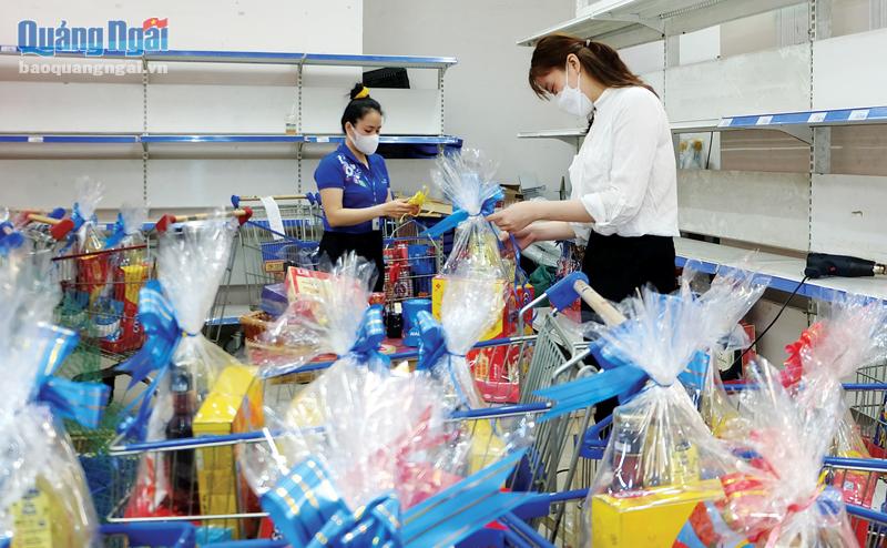 Nhân viên thời vụ làm việc tại siêu thị Co.opmart Quảng Ngãi.