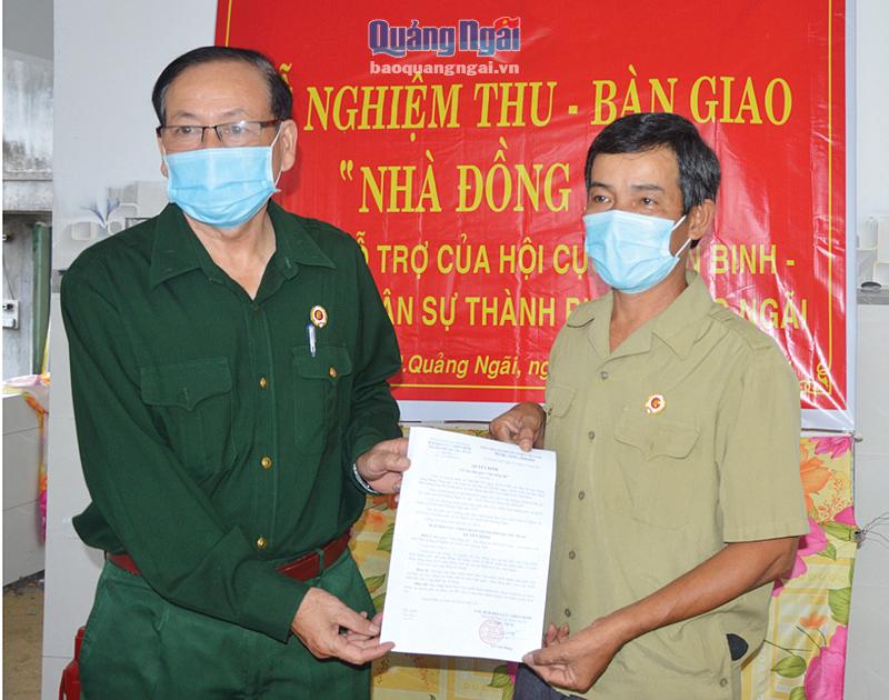 Ban CHQS và Hội CCB TP.Quảng Ngãi trao nhà ở cho thương binh Đỗ Văn Cung. 