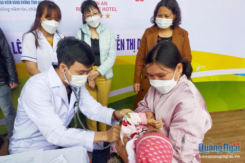 Bác sĩ khám sàng lọc bệnh tim bẩm sinh cho trẻ em huyện Ba Tơ.