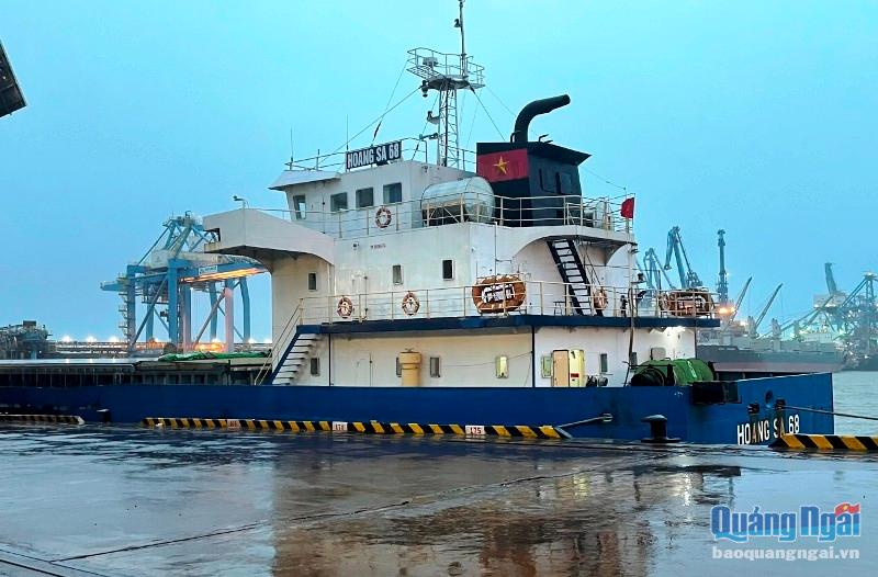 Tàu Hoàng Sa 68 cập cảng Hòa Phát Dung Quất cùng 7.400 tấn đá vôi trước khi bị phát hiện vi phạm. 