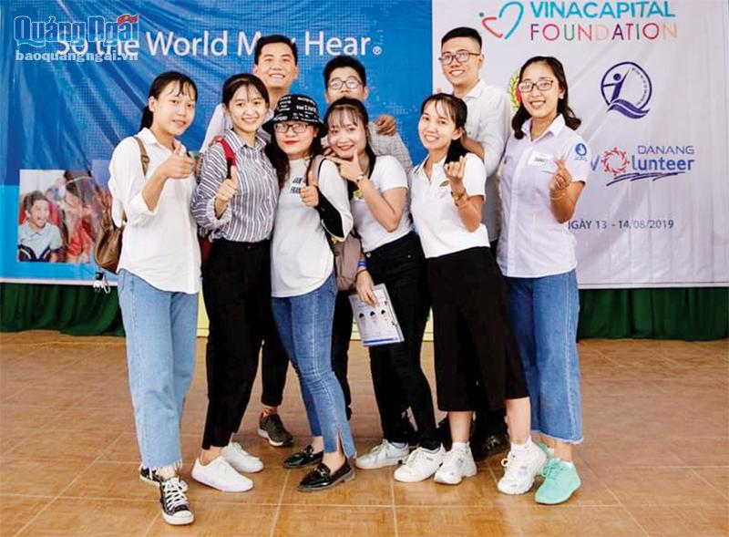 Sinh viên Lưu Thị Như Bình (hàng đầu, thứ hai từ trái sang) tham gia tình nguyện trao máy trợ thính cho người dân TP.Quảng Ngãi.