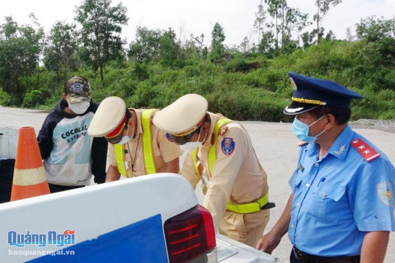 Lực lượng liên ngành Cảnh sát giao thông và Thanh tra giao thông xử phạt các trường hợp vi phạm về tải trọng trên địa bàn KKT Dung Quất.