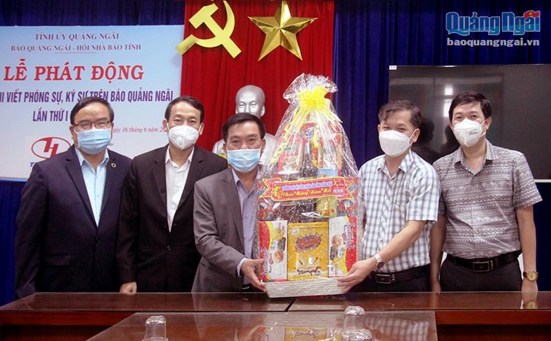 Phó Chủ tịch HĐND tỉnh Nguyễn Tấn Đức thăm, chúc Tết Báo Quảng Ngãi.