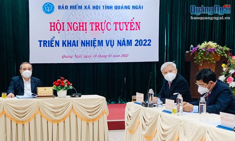 Phó Chủ tịch Thường trực UBND tỉnh Trần Hoàng Tuấn dự hội nghị tại điểm cầu Quảng Ngãi.