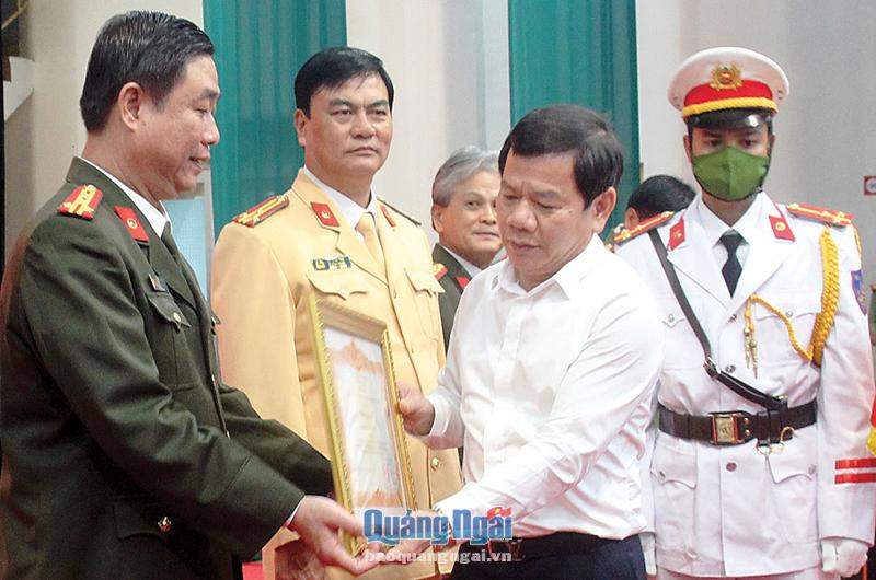 Thừa ủy quyền của Thủ tướng Chính phủ, Chủ tịch UBND tỉnh Đặng Văn Minh trao Bằng khen cho các tập thể, cá nhân. Ảnh: BS