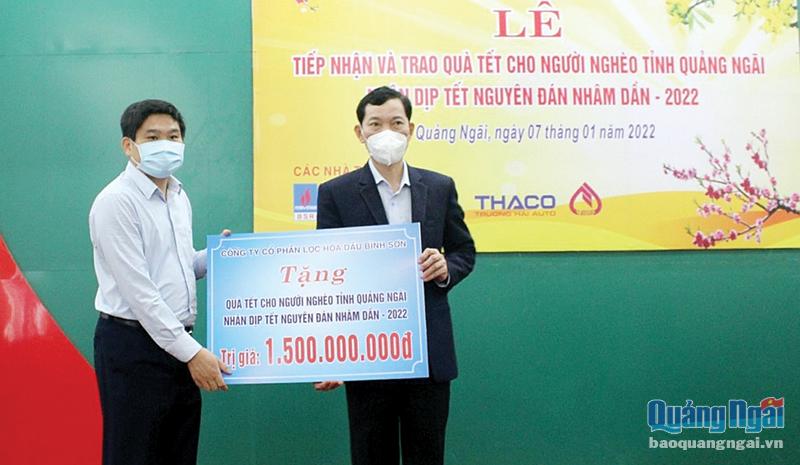 Trưởng ban Dân vận Tỉnh ủy, Chủ tịch Ủy ban MTTQ Việt Nam tỉnh Võ Thanh An (bên phải) tiếp nhận nguồn hỗ trợ quà Tết cho người nghèo của Công ty CP Lọc hóa dầu Bình Sơn.