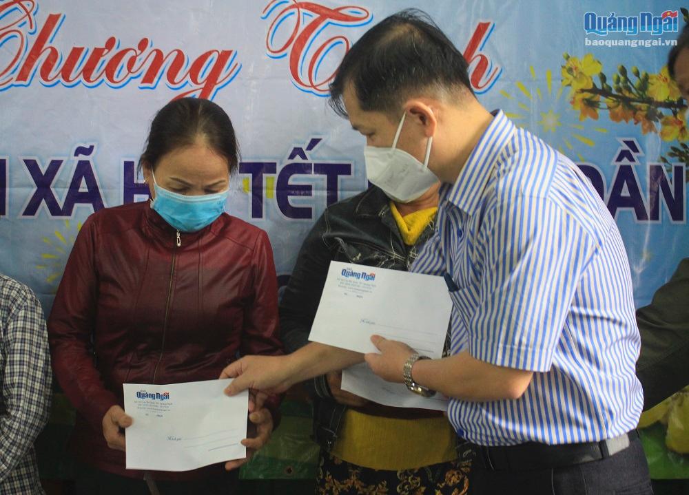 Tổng biên tập Báo Quảng Ngãi Nguyễn Phú Đức trao quà cho người có hoàn cảnh khó khăn tại xã Hành Trung (Nghĩa Hành).