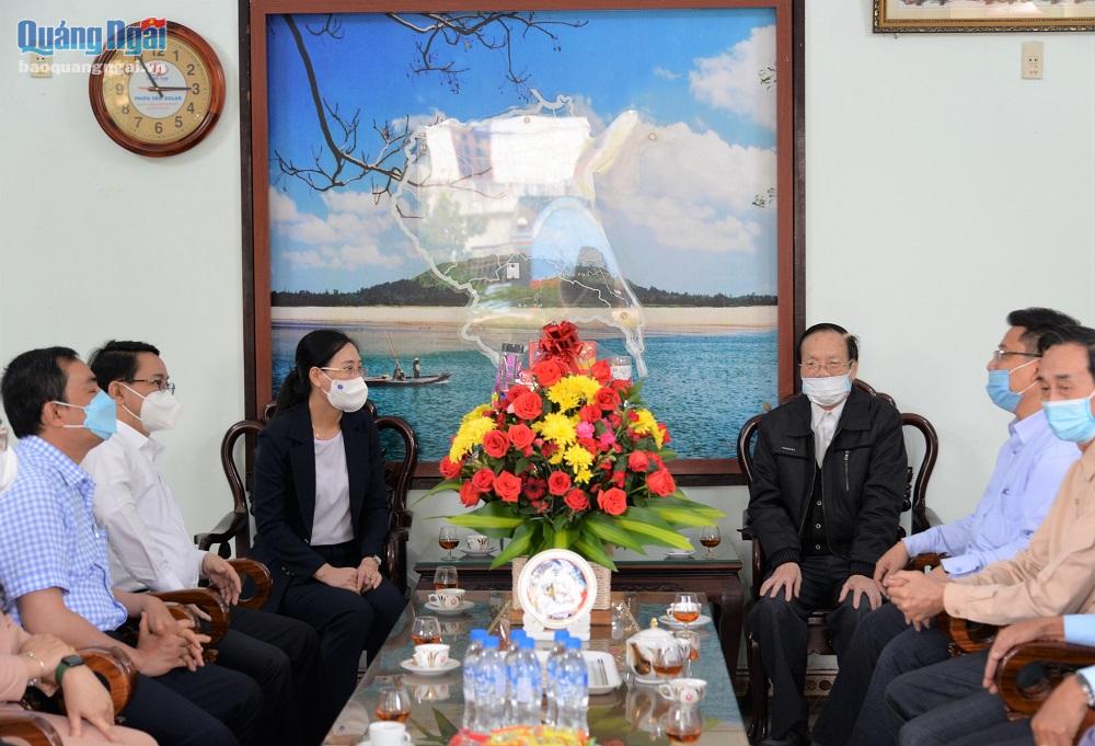Bí thư Tỉnh ủy Bùi Thị Quỳnh Vân chúc Tết tại Giáo hạt Quảng Ngãi.
