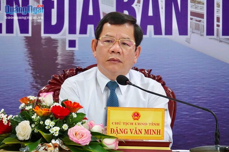 Chủ tịch UBND tỉnh Đặng Văn Minh lắng nghe và trực tiếp trả lời từng kiến nghị, vướng mắc của doanh nghiệp, nhà đầu tư