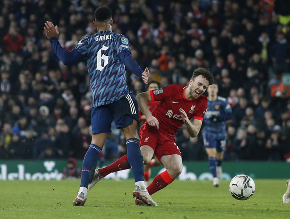 Liverpool (áo đỏ) bất lực trước hàng thủ Arsenal - Ảnh: REUTERS