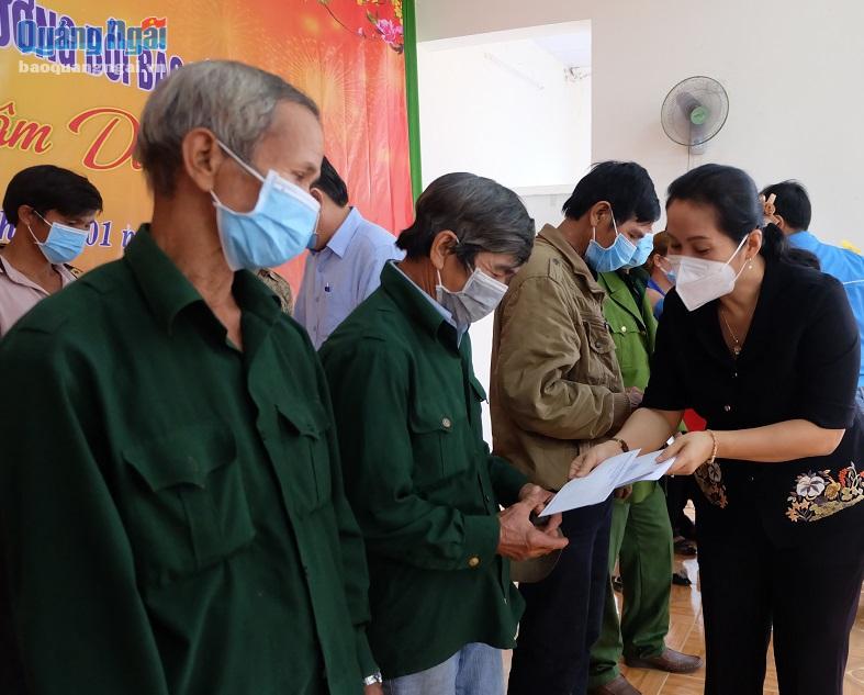 Phó Bí thư Tỉnh ủy, Phó Chủ tịch Thường trực HĐND tỉnh Đinh Thị Hồng Minh trao quà cho người dân tại xã Sơn Hạ (Sơn Hà).