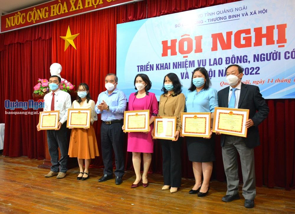 Phó Chủ tịch Thường trực UBND tỉnh Trần Hoàng Tuấn trao khen thưởng cho các cá nhân và tập thể.