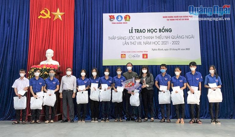 Trao học bổng cho học sinh tại huyện Nghĩa Hành