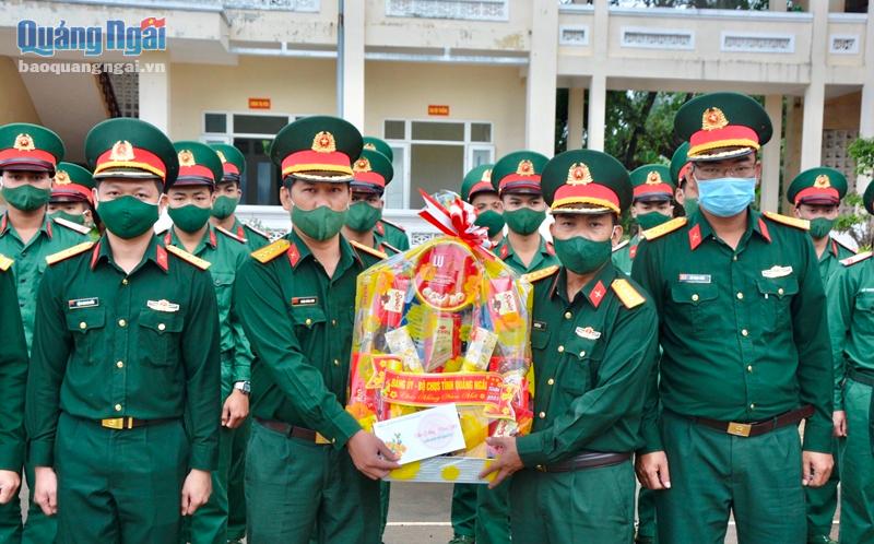 Đoàn công tác của Bộ CHQS tỉnh trao quà Tết cho các đơn vị
