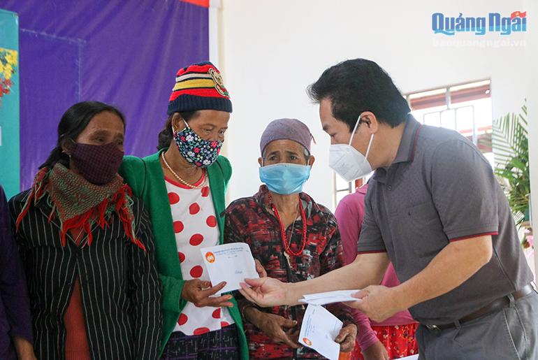 Phó Chủ tịch UBND tỉnh Võ Phiên trao quà Tết cho các hộ nghèo tại xã Ba Cung (Ba Tơ).