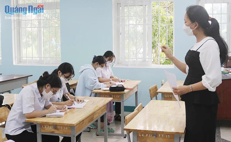 Học sinh các đội tuyển bồi dưỡng tại Trường THPT Chuyên Lê Khiết. 