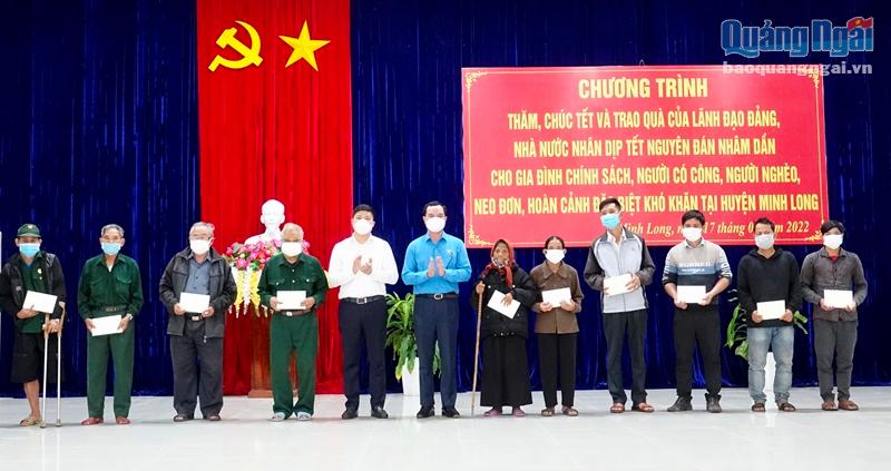 Ủy viên Trung ương Đảng, Chủ tịch Tổng Liên đoàn Lao động Việt Nam Nguyễn Đình Khang trao quà Tết cho các  hộ gia đình chính sách