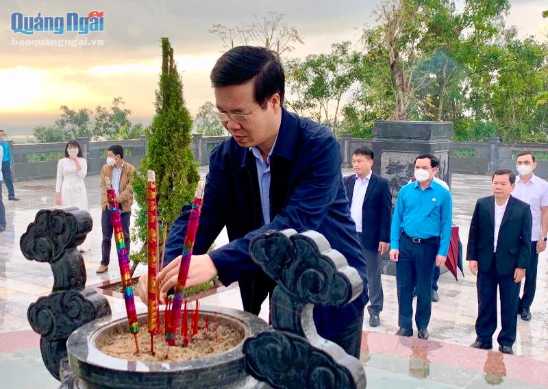 Ủy viên Bộ Chính trị, Thường trực Ban Bí thư Võ Văn Thưởng và đồng chí lãnh đạo tỉnh dâng hương tại mộ Cụ Huỳnh Thúc Kháng
