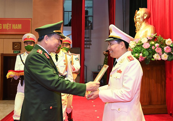 Bộ trưởng Tô Lâm trao quyết định bổ nhiệm chức vụ thứ trưởng Bộ Công an đối với thiếu tướng Lê Văn Tuyến - Ảnh: TRẦN XUÂN