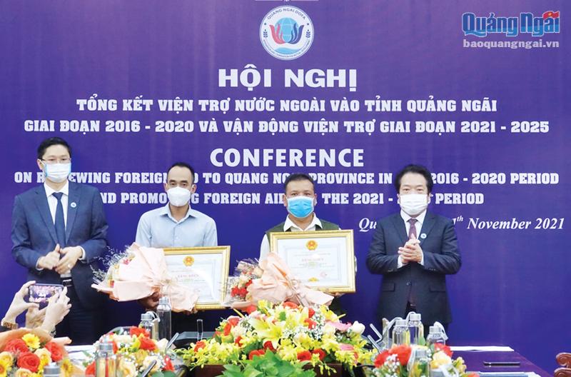 Phó Chủ tịch UBND tỉnh Võ Phiên trao Bằng khen của Chủ tịch UBND tỉnh cho các nhà tài trợ có thành tích trong hoạt động viện trợ tại tỉnh, giai đoạn 2016 - 2020.                  Ảnh: PV