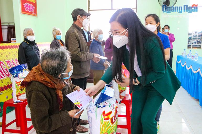 Bí thư Tỉnh ủy Bùi Thị Quỳnh Vân trao quà Tết cho người nghèo
