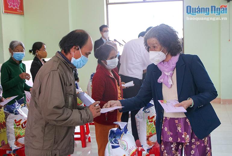 Đại diện gia đình đồng chí Bùi Thị Quỳnh Vân trao quà Tết cho người nghèo