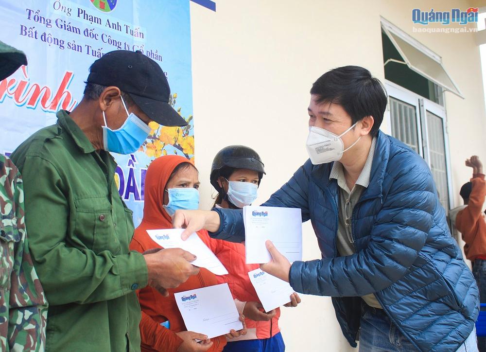 Phó Tổng Biên tập Báo Quảng Ngãi Hà Hoàng Triều trao quà cho người nghèo ở xã Sơn Liên (Sơn Tây)