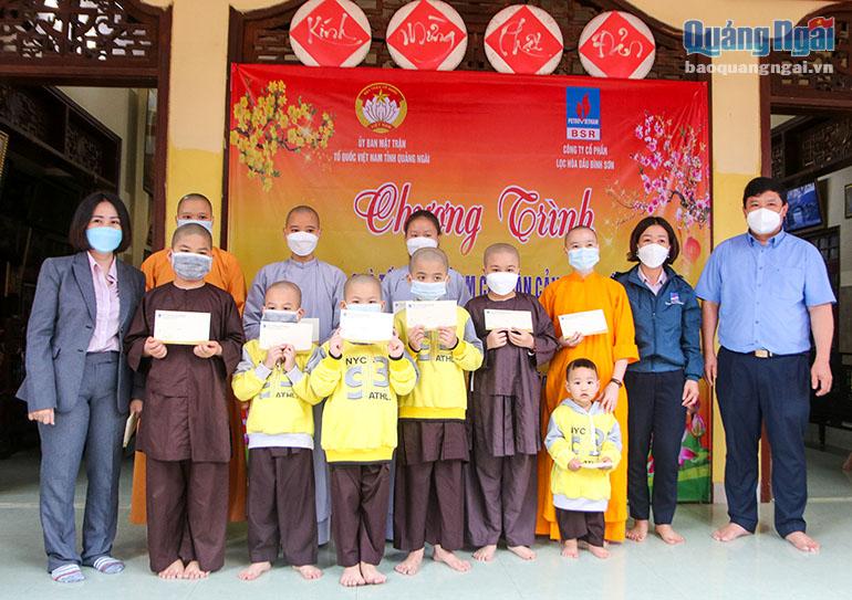 Đại diện Ủy Ban MTTQ Việt Nam tỉnh và Công đoàn Công ty Lọc hóa dầu Bình Sơn trao quà cho trẻ mồ côi